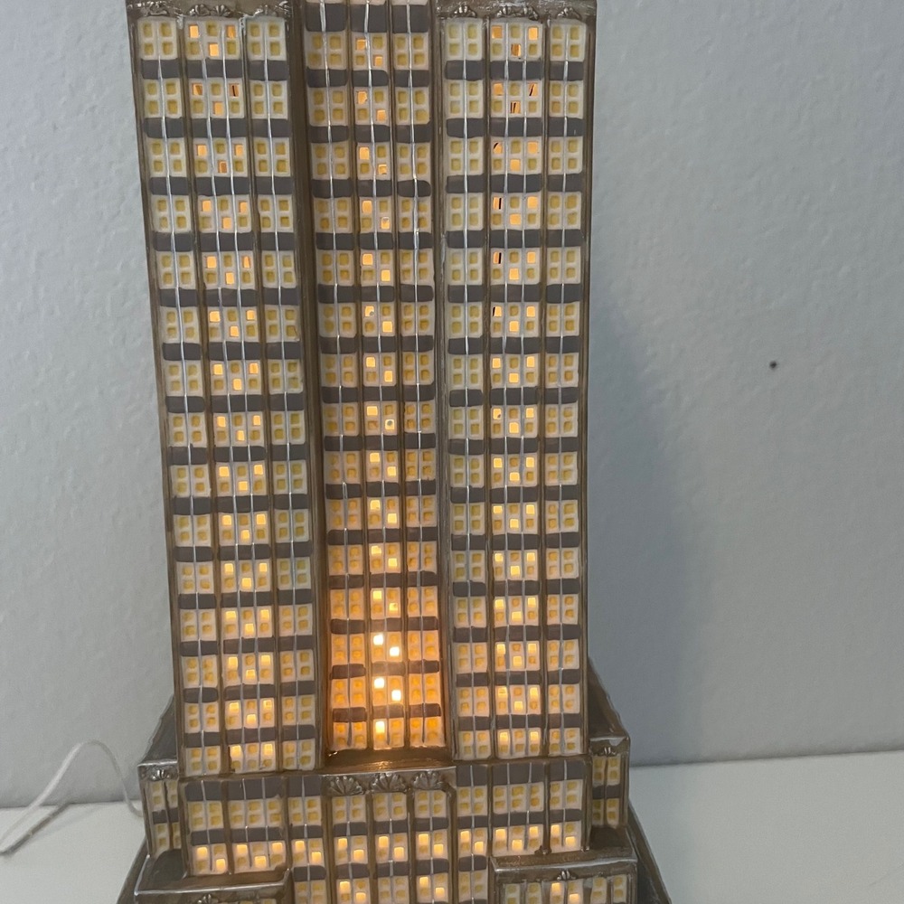 Department 56 Empire State Building Christmas in the City 56-59207 Works Flags - Picture 4 of 12